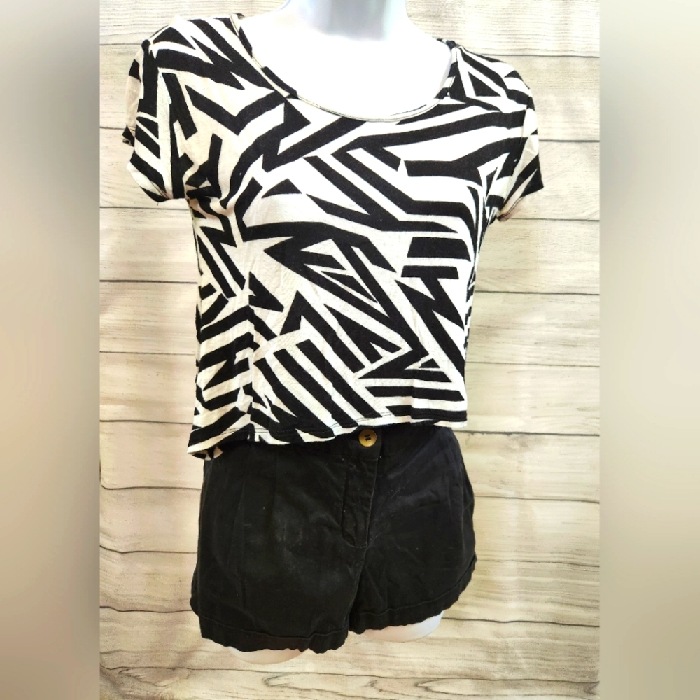 Black and white geometric print top small